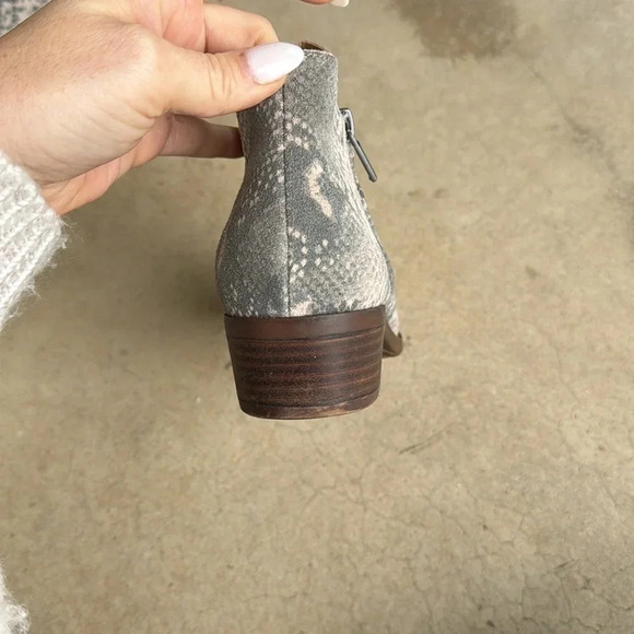 Lucky Brand Faux Snake Skin Booties Size 7 - Picture 9 of 13